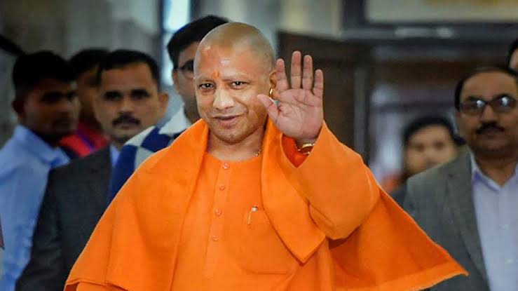 सभी परिवारों का कार्ड बनाकर आधार से जोड़ेगी योगी सरकार, एक सदस्य को देगी रोजगार